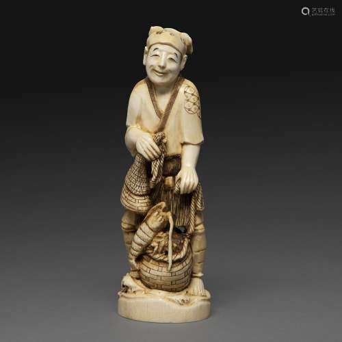 ~ OKIMONO象牙的，代表一个快乐的渔夫和他的龙虾篮子。签字：日本，约1920年。渔夫象牙雕像，日本，约1920年。顶部：17.8厘米（7英寸）