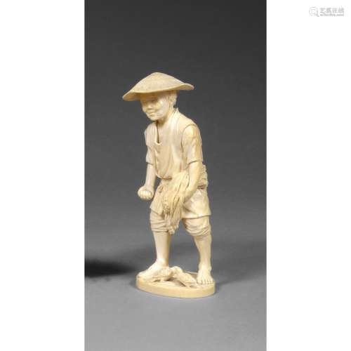 ~ OKIMONO象牙雕像，表现一个站立的农民，头上戴着一顶大草帽，正在喂鸟，胳膊下夹着一束小米。一些细微的裂纹）。日本，明治时期（1868-1912年）。明治时期，日本，象牙冈本。顶部：17CM (6 11/16 IN.)