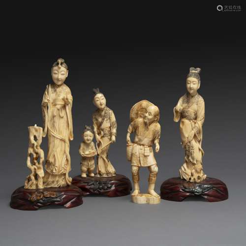 四件套OKIMONO海象牙雕刻，刻有墨迹，代表三个女性人物和一个农民。木质底座。(小缺和重粘)。日本，大正时期，约1920年。四件象牙雕像，日本，大正时期，CA.1920。顶部：(最大)。23厘米（9 1/16英寸）
