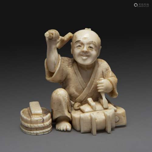 ~小冲动象牙材质，描绘了一个坐着的铁匠。日本，明治时期（1868-1912）。(小事故和自然皲裂)明治时期，日本，象牙木匠像。高度：5.2厘米(2 1/16英寸)