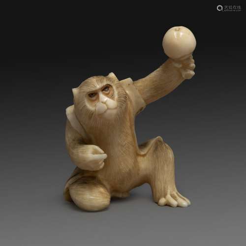 ~小冲动象牙雕刻的猴子，左手拿着一个桃子。(Gerces和小手指缺失)。日本，明治时期（1868-1912）。小型象牙OKIMONO，一只猴子，日本，明治时期。顶部：4.6 CM (1 13/16 IN.)