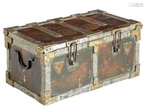 一件HUNTLEY & PALMERS'IRON CHEST' BISCUIT TIN（1909年），17世纪的Armada Chest，铰链的顶部有皇家盾徽和日期