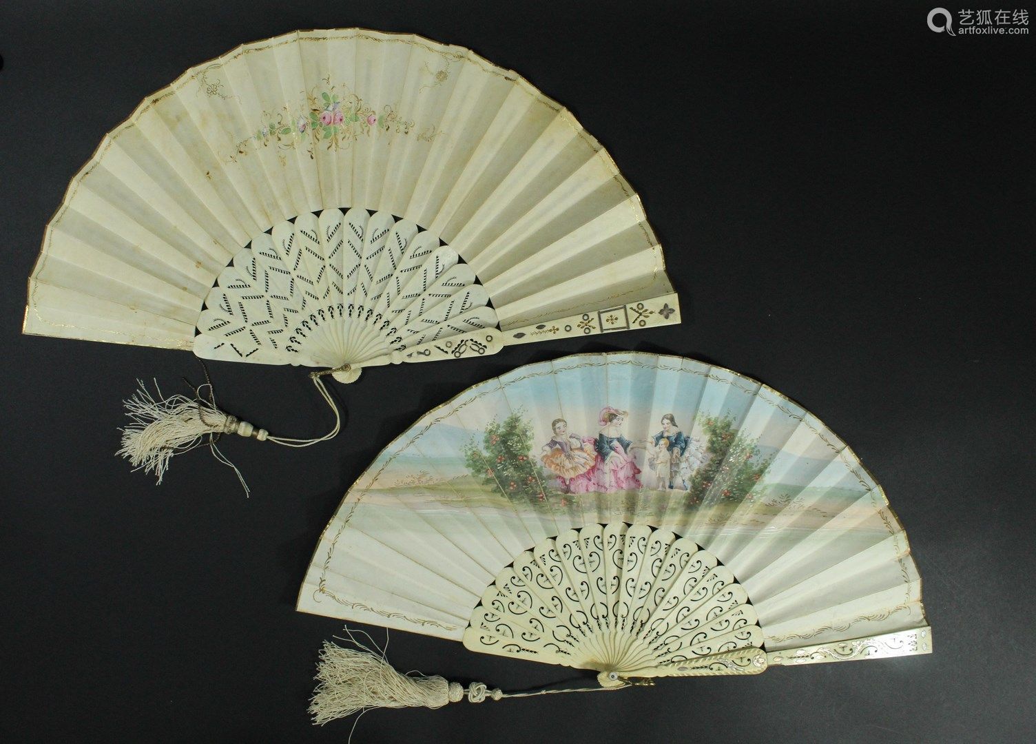 两把扇子 约1860年扇子是折扇 纸张是石版画 并以十八世纪的水粉画为主题进行增强 一张显示一个花姑娘在呼唤一位先生 另一个有两个孩子在吹肥皂泡 切割和镀金的骨架 铃铛和流苏的饰物 H T 27厘米 事故 磨损和污渍 Deal Price Picture 两把扇子 约1860年扇子是折扇 纸张是石版画 并以十八世纪的水粉画为主题进行增强 一张显示一个花姑娘在呼唤一位先生 另一个有两个孩子在吹肥皂泡 切割和镀金的骨架 铃铛和流苏的饰物 H T 27厘米 事故 磨损和污渍 Deal Price Picture