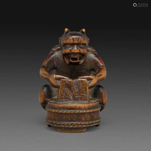 NETSUKE在木雕中，一个鬼子蹲在浴缸前洗衣服。(小磨蹭到一个日向)。日本，江户时代，19世纪。日本江户时代，19世纪，木制的网状物，读音织里。顶部：3.8 CM (1 1/2 IN.)
