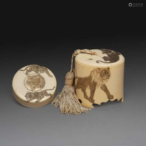 ~ 双套盒的套装象牙色和棕色高光，饰以狮子和猫科动物。(事故和混乱)；日本，明治时期，19世纪末。两只象牙盒，日本，19世纪晚期。顶部：(最大) 7.1 CM (2 13/16 IN.)