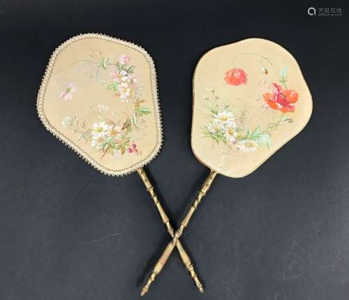 两台手持屏风，19世纪末*一个用丝绸画的罂粟花和雏菊。转动和镀金的木柄。*另一个，用丝绸画着野玫瑰和桑树。签名