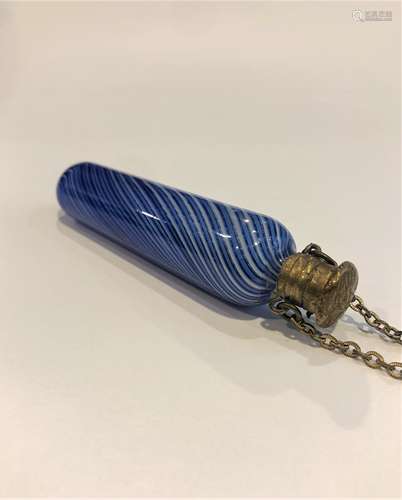 Flacon à sels à cotes torses bleues.Porte une chaînette.Vers 1830.