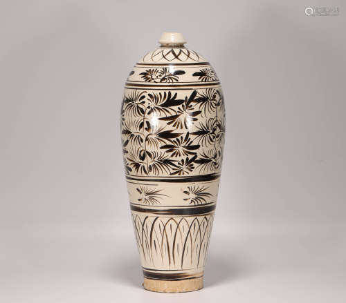 CiZhou Kiln vase with carved flowers from Song宋代磁州窯刻花梅瓶