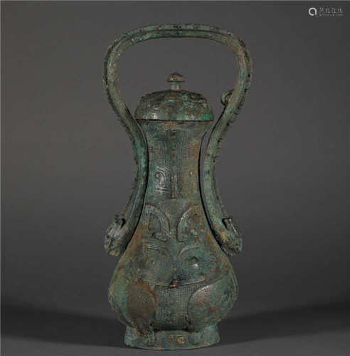 Bronze bottle with handgrip from Han漢代青銅提梁瓶