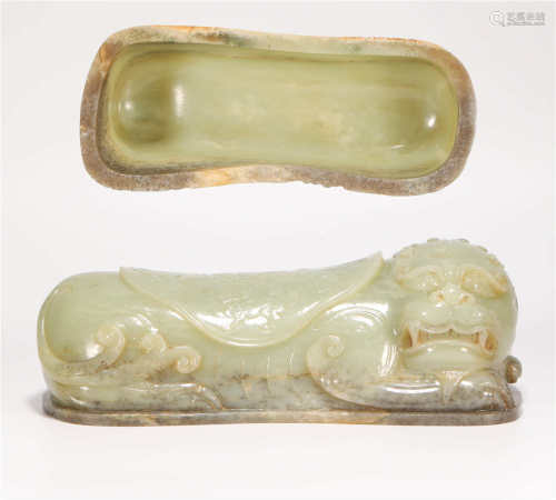 Hetian jade pillow in lion form from Tang唐代和田玉獅形枕