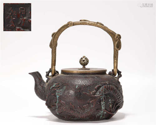 Iron tea pot with a handgrip from Qing清代鐵質龍紋提梁壺
