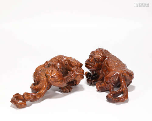 A pair of boxwood beast ornaments from Qing清代黄楊木獸擺件