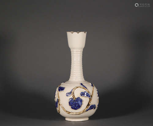 Blue and white ceramic vase from Ming明代白瓷青花瓶