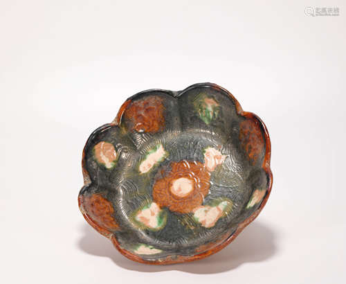 Tri-colour glazed plate in patal form from Liao遼代三彩花瓣盤