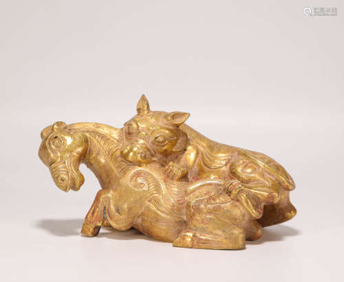 Copper and gilding tiger and horse form ornament from Han漢代銅鎏金虎吃馬