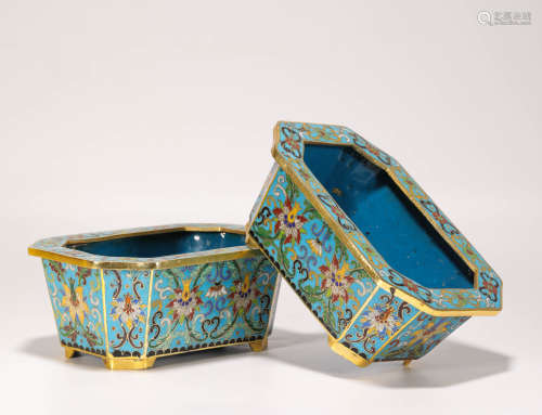 A pair of cloisonne tubs from Qing清代景泰藍花盆一對