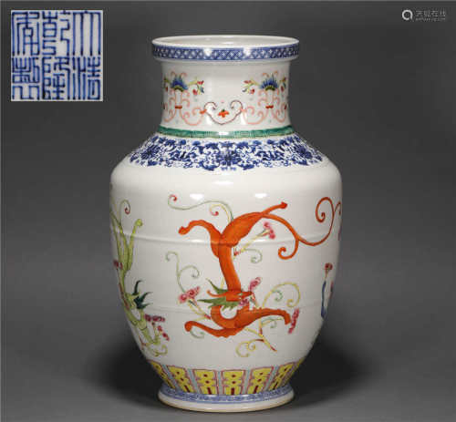 Famille rose vase with dragon shape painting from Qing清代粉彩龍紋瓶