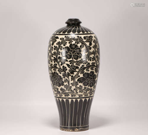 CiZhou kiln vase with carved flowers from Song宋代磁州窯剔花梅瓶