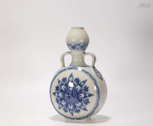 Blue and white ceramic vase from Ming明代青花抱月瓶