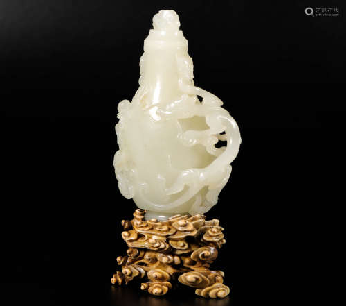 Hetian jade vase in dragon form from Qing清代和田玉盤龍瓶