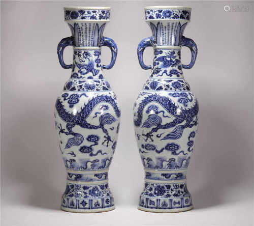 Blue and white vase with two ears in dragon form from Ming明代青花
龙纹象耳瓶