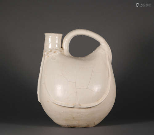 White glazed pot in shape of leather bag from Song宋代白瓷皮囊壶