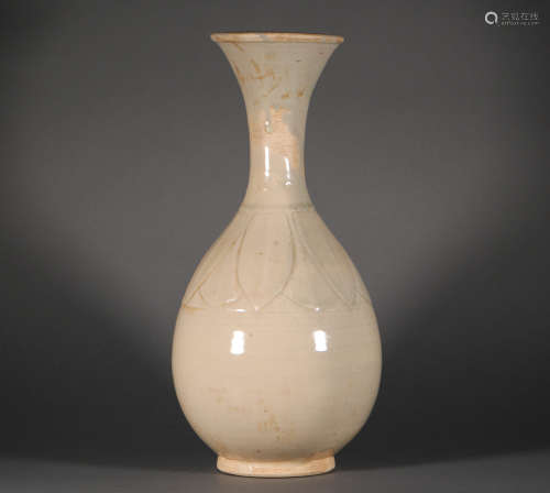 Ding kiln vase from Song宋代定窑玉壺春瓶