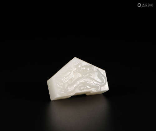 Hetian jade pendant in dragon form from Qing清代和田玉龍紋配飾