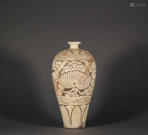 CiZhou Kiln prunus vase with carved flowers from Song宋代磁州窯剔花梅瓶