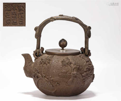 Iron tea pot with a handgrip from Qing清代鐵質刻花提梁壺