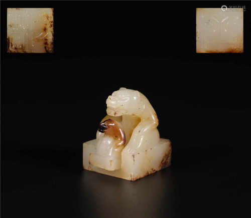 Hetian jade seal in bear form from Han漢代和田玉熊鈕印章