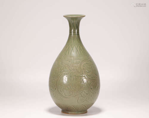 Celadon vase with carved flowers from Song宋代青瓷剔花玉壺春瓶