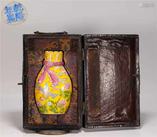 Glass vase with a box from Qing清代料器帶盒賞瓶