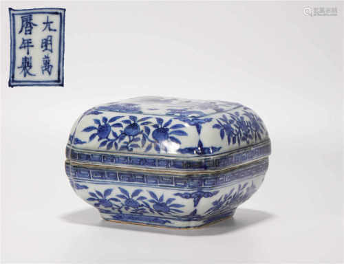 Blue and white ceramic seal ink container from Ming明代青花印泥盒
