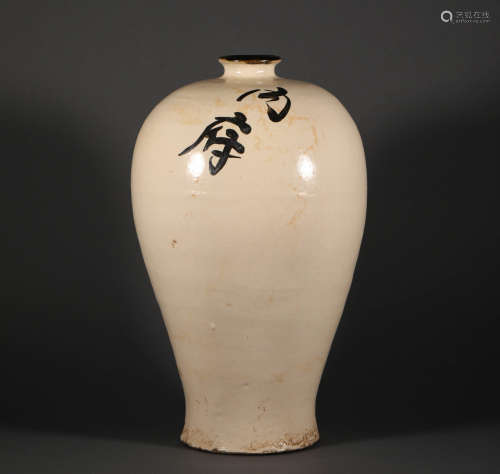 White ceramic prunus vase from Song宋代白瓷梅瓶