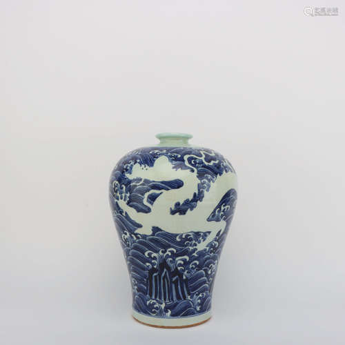 A BLUE AND WHITE DRAGON PATTERN PORCELAIN MEIPING VASE