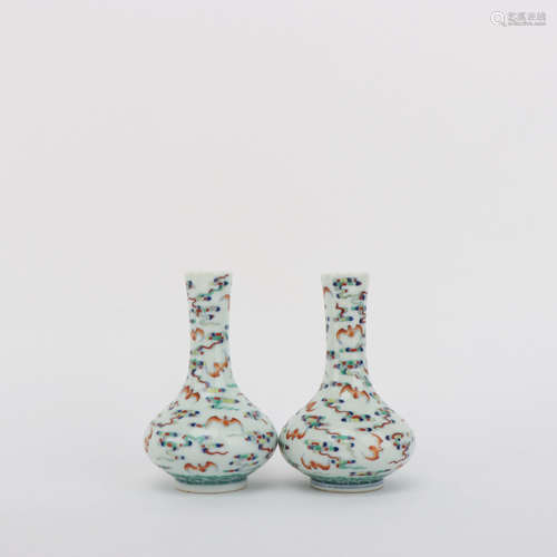 A PAIR OF BATS PATTERN PORCELAIN VASE