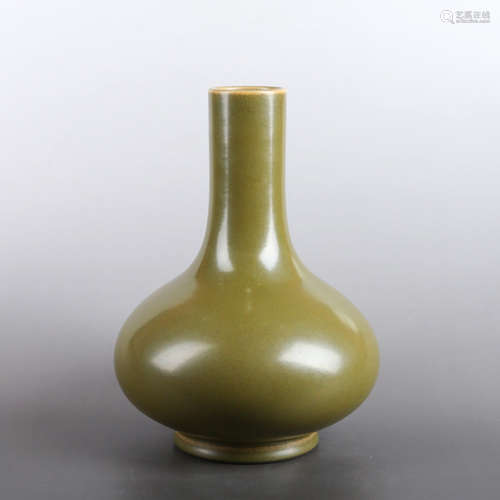 A TEA DUST GLAZE PORCELAIN VASE