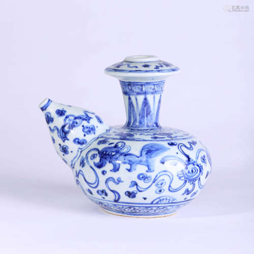 A BLUE AND WHITE LION PATTERN PORCELAIN EWER