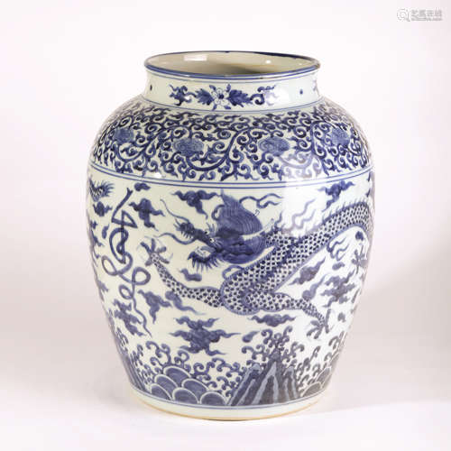 A BLUE AND WHITE DRAGON PATTERN PORCELAIN JAR