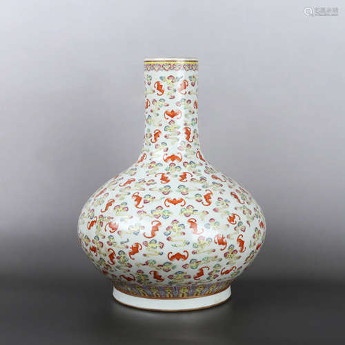 A FAMILLE ROSE CLOUD&BATS PATTERN PORCELAIN VASE