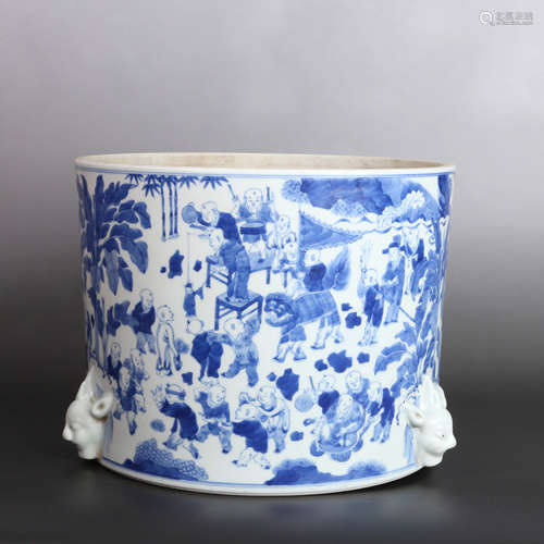 A BLUE AND WHITE FIGURES PORCELAIN BRUSH POT