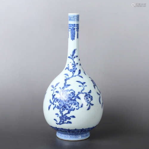 A BLUE AND WHITE PAINTED PORCELAIN VASE