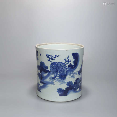 A BLUE AND WHITE PORCELAIN BRUSH POT