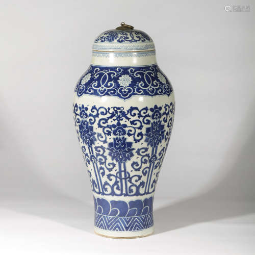 A LOTUS PATTERN PORCELAIN JAR WITH COVER