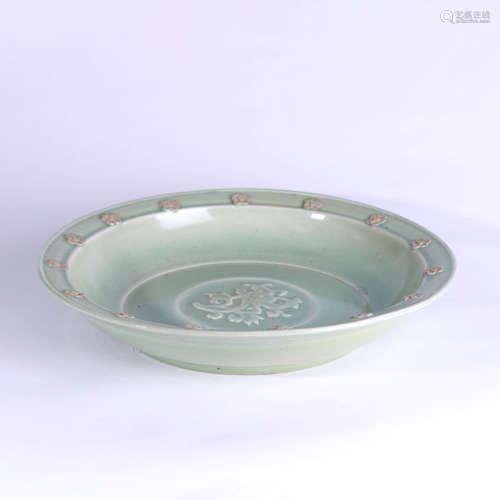 A LONGQUAN KILN FLORAL PORCELAIN PLATE