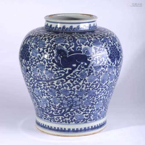 A BLUE AND WHITE LION PATTERN PORCELAIN JAR