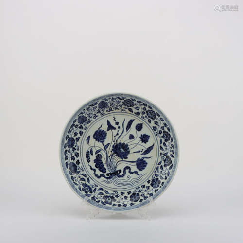 A BLUE AND WHITE LOTUS FLORAL PORCELAIN PLATE