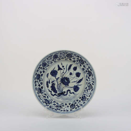 A BLUE AND WHITE LOTUS FLORAL PORCELAIN PLATE