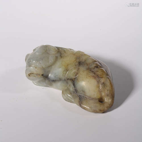 A WHITE JADE BEAST ORNAMENT